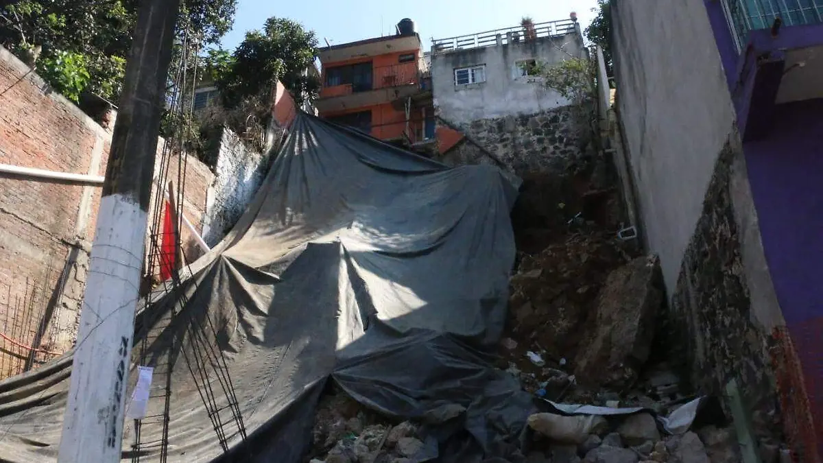 Colapsa muro de contención en Ruiz Cortines de Xalapa